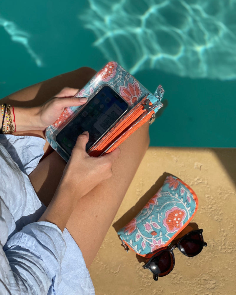 Trousse tactile smartphone imperméable utilisée à la plage avec fenêtre PVC transparente