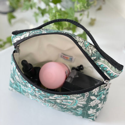 Intérieur imperméable blanc de la trousse maquillage matelassée