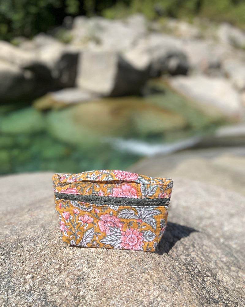 trousse de maquillage doublée de tissu impermeable avec anse. parfaite comme trousse de sac ou de petite trousse de toilette