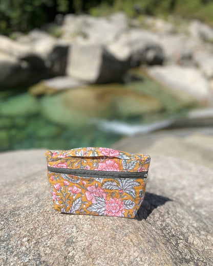 trousse de maquillage doublée de tissu impermeable avec anse. parfaite comme trousse de sac ou de petite trousse de toilette